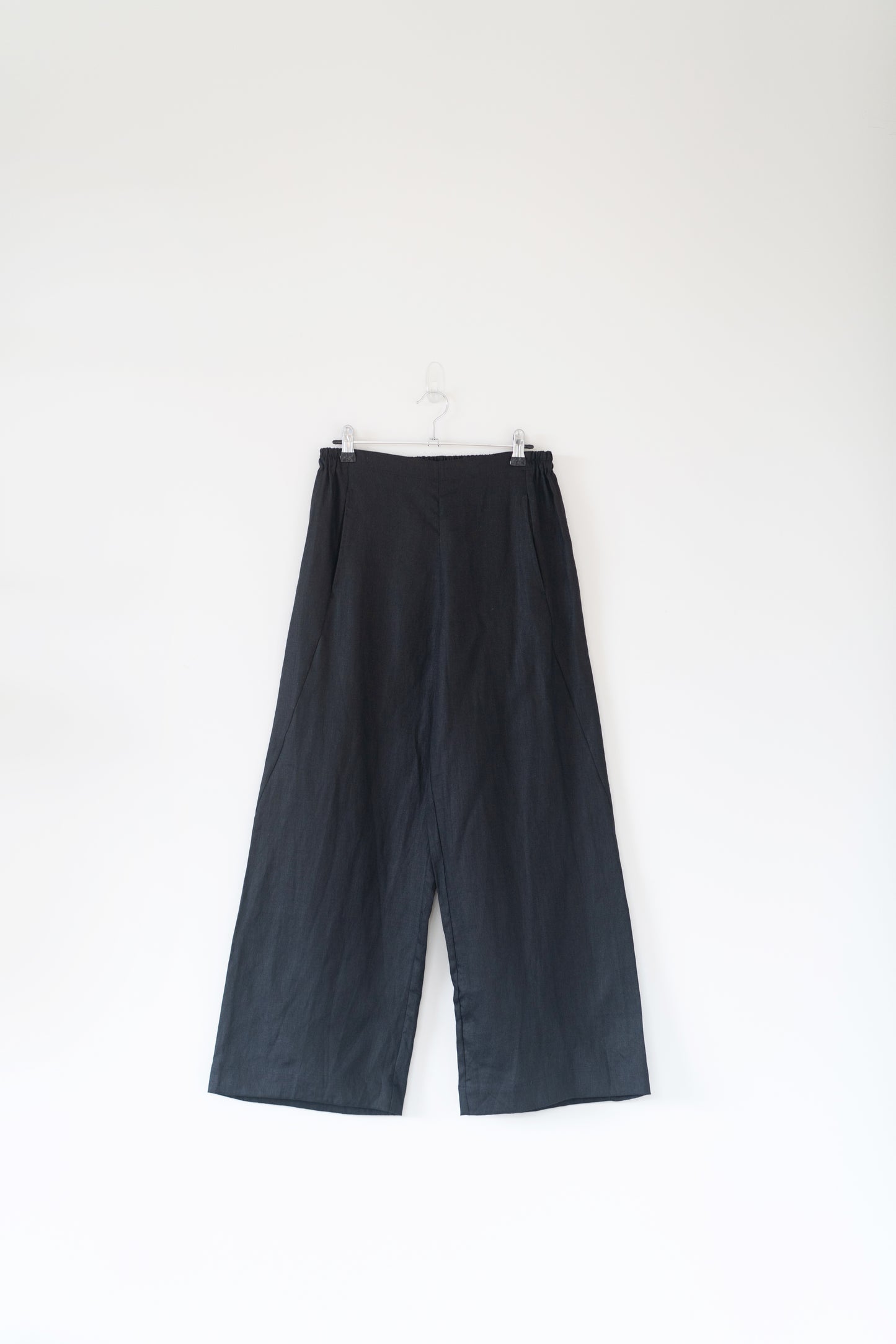 Stretchy wide leg pants in black, 100% linen