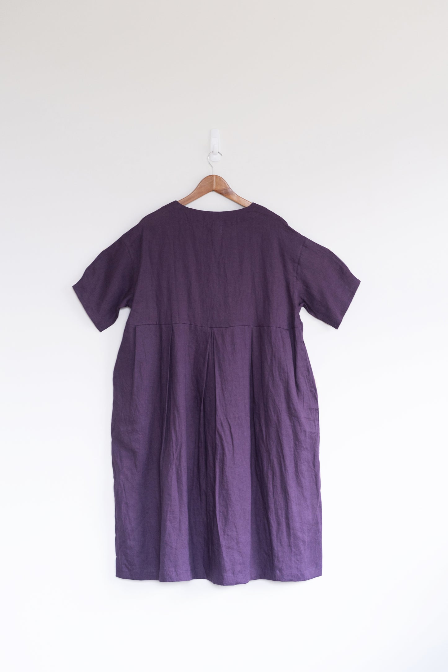 Pleated buttoned tee dress in purple, 100% linen