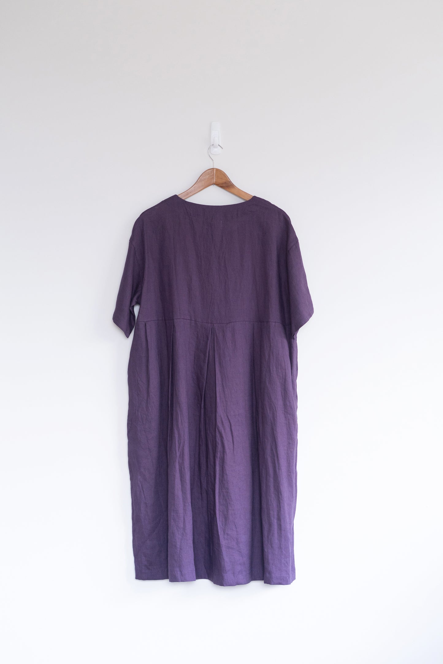 Pleated buttoned tee dress in purple, 100% linen