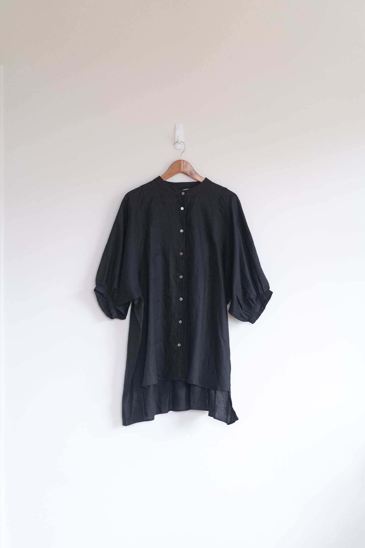 Balloon sleeve shirt in black, 100% linen