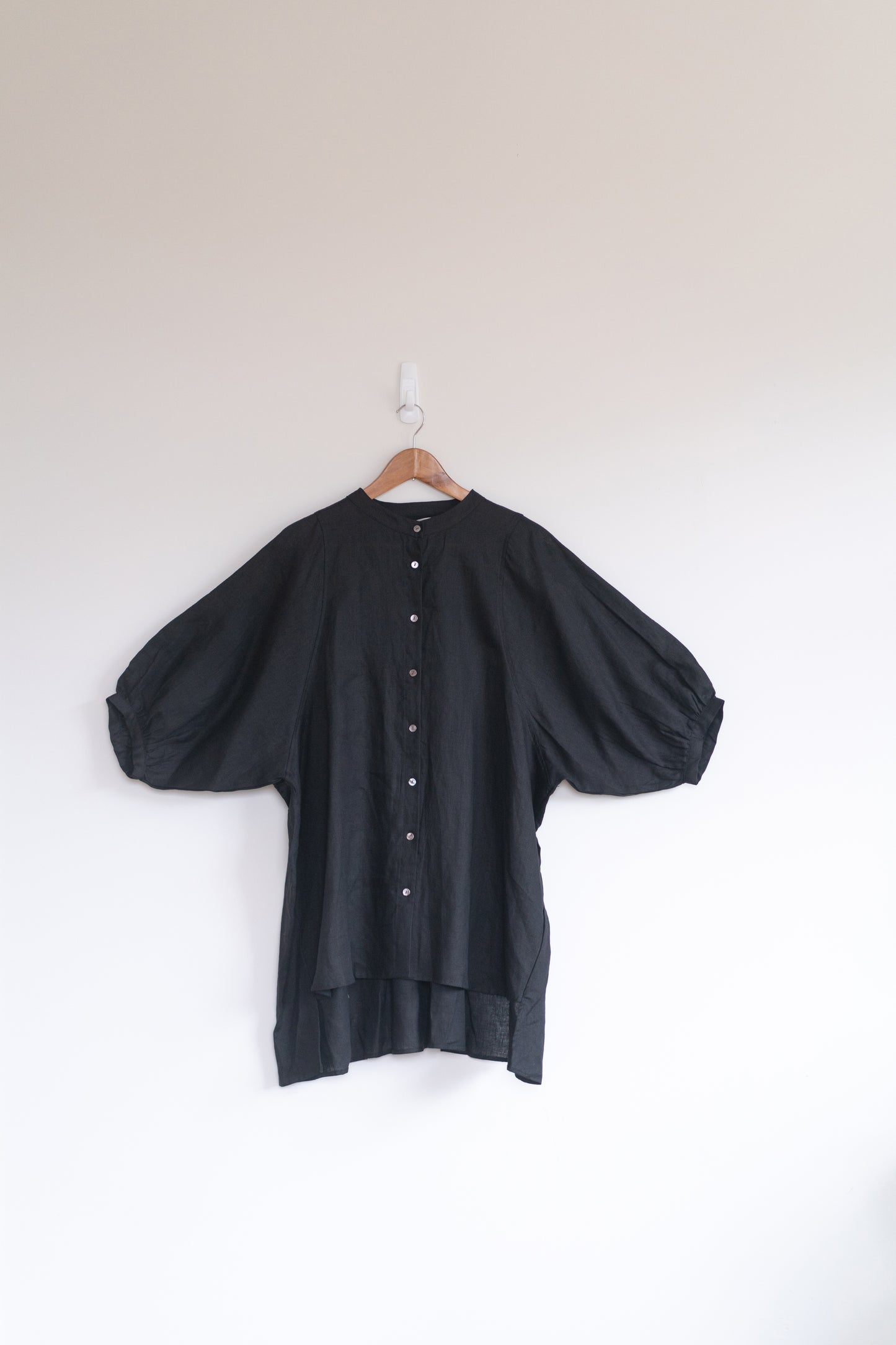 Balloon sleeve shirt in black, 100% linen