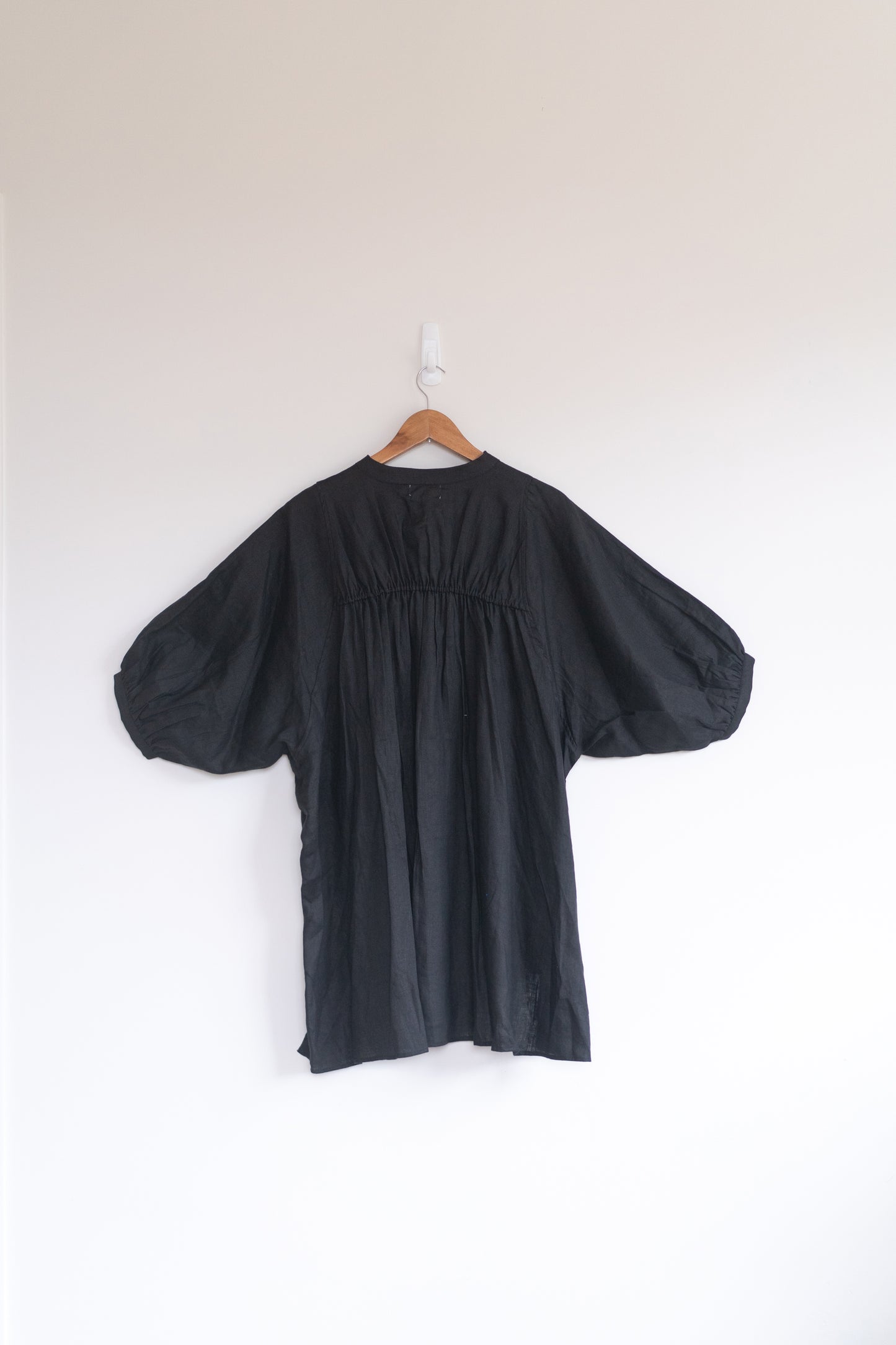 Balloon sleeve shirt in black, 100% linen