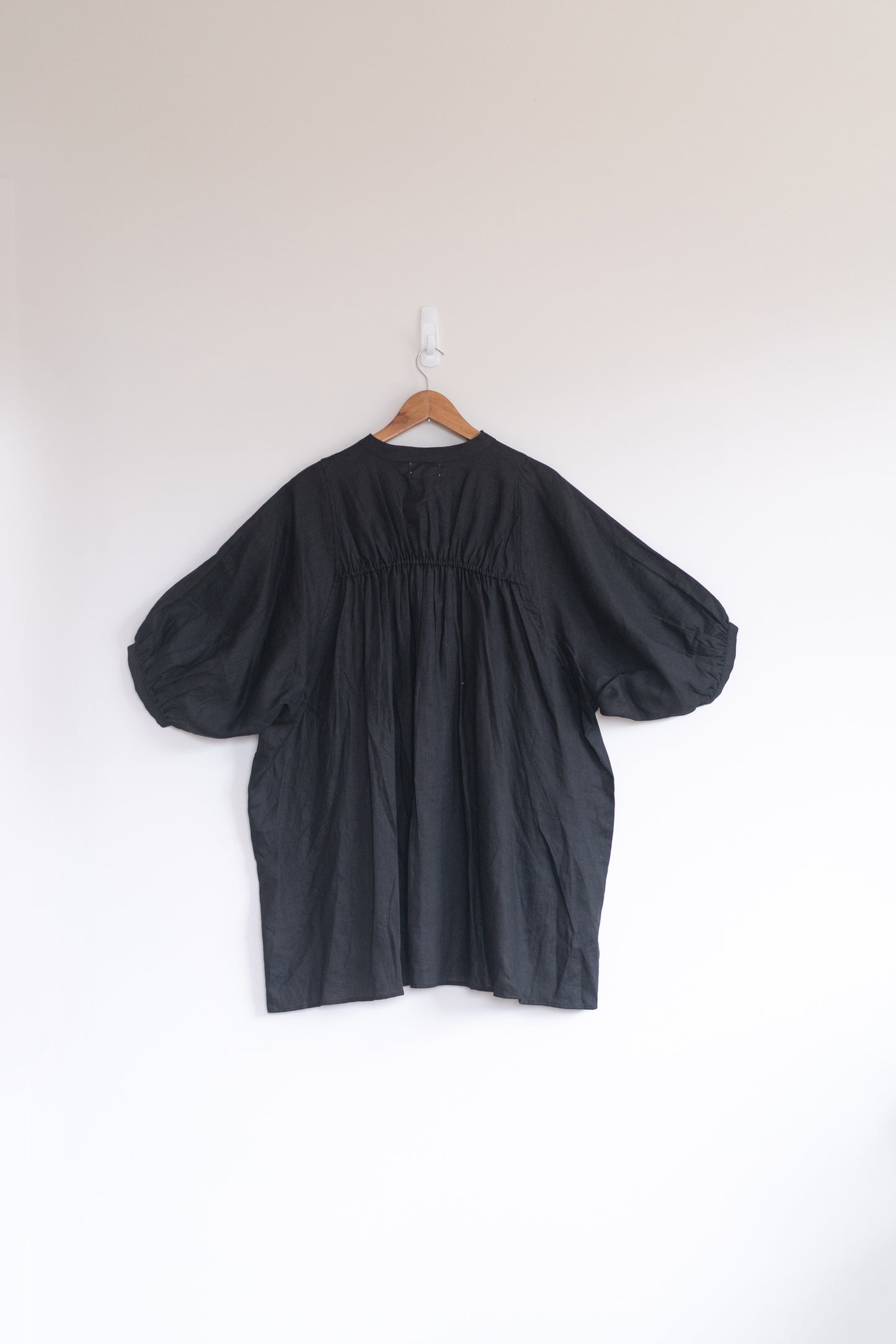 Balloon sleeve shirt in black, 100% linen