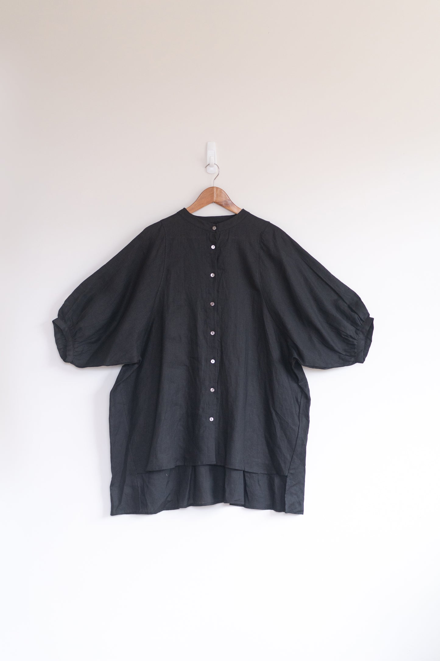 Balloon sleeve shirt in black, 100% linen