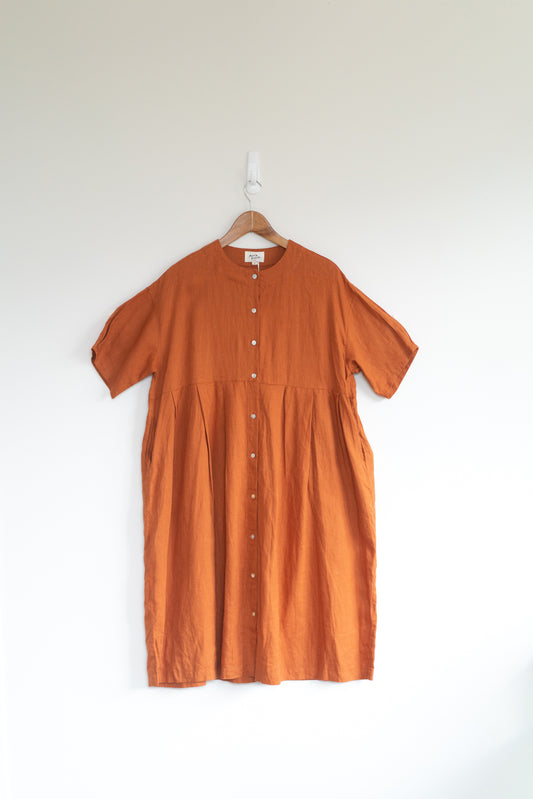 Pleated buttoned tee dress in cinnamon, 100% linen