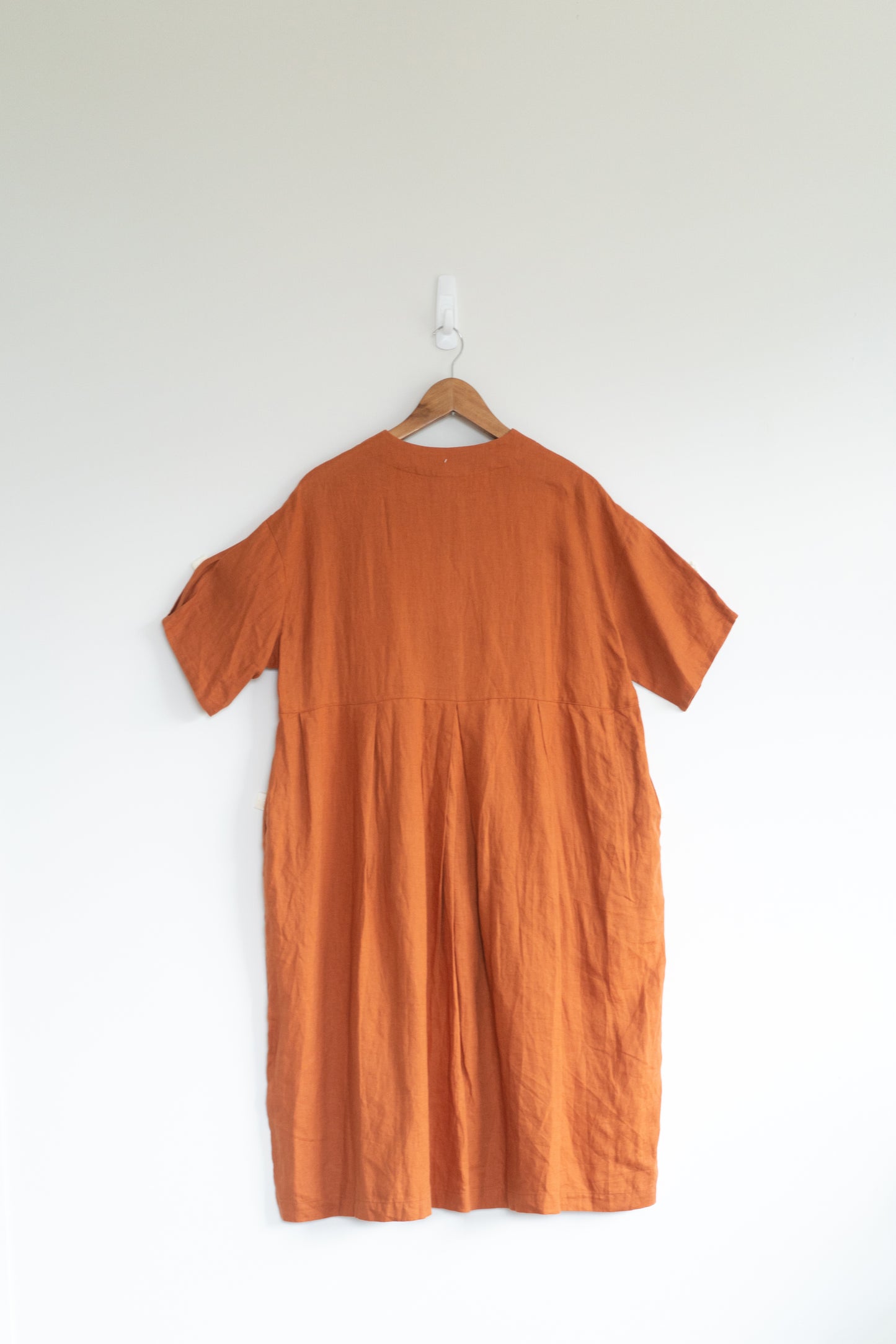 Pleated buttoned tee dress in cinnamon, 100% linen