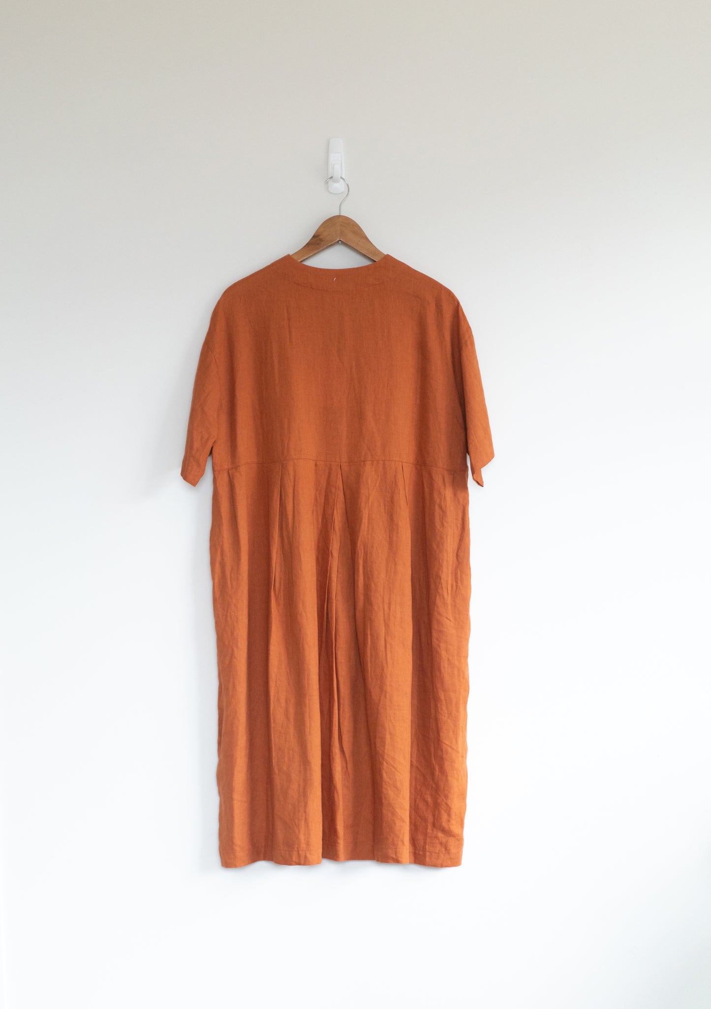 Pleated buttoned tee dress in cinnamon, 100% linen