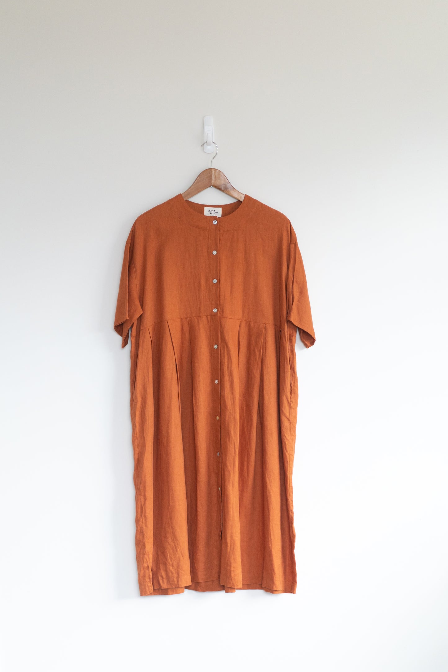 Pleated buttoned tee dress in cinnamon, 100% linen