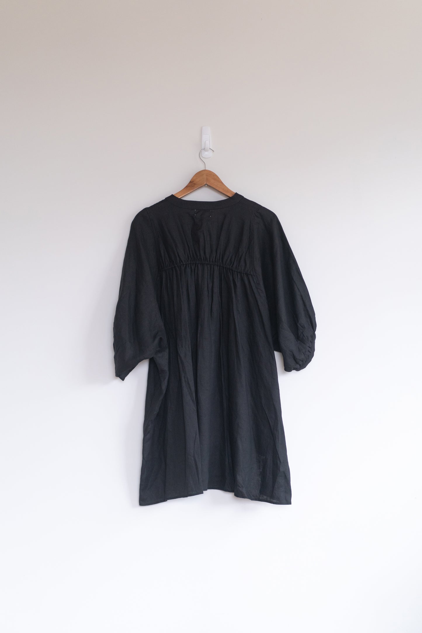 Balloon sleeve shirt in black, 100% linen