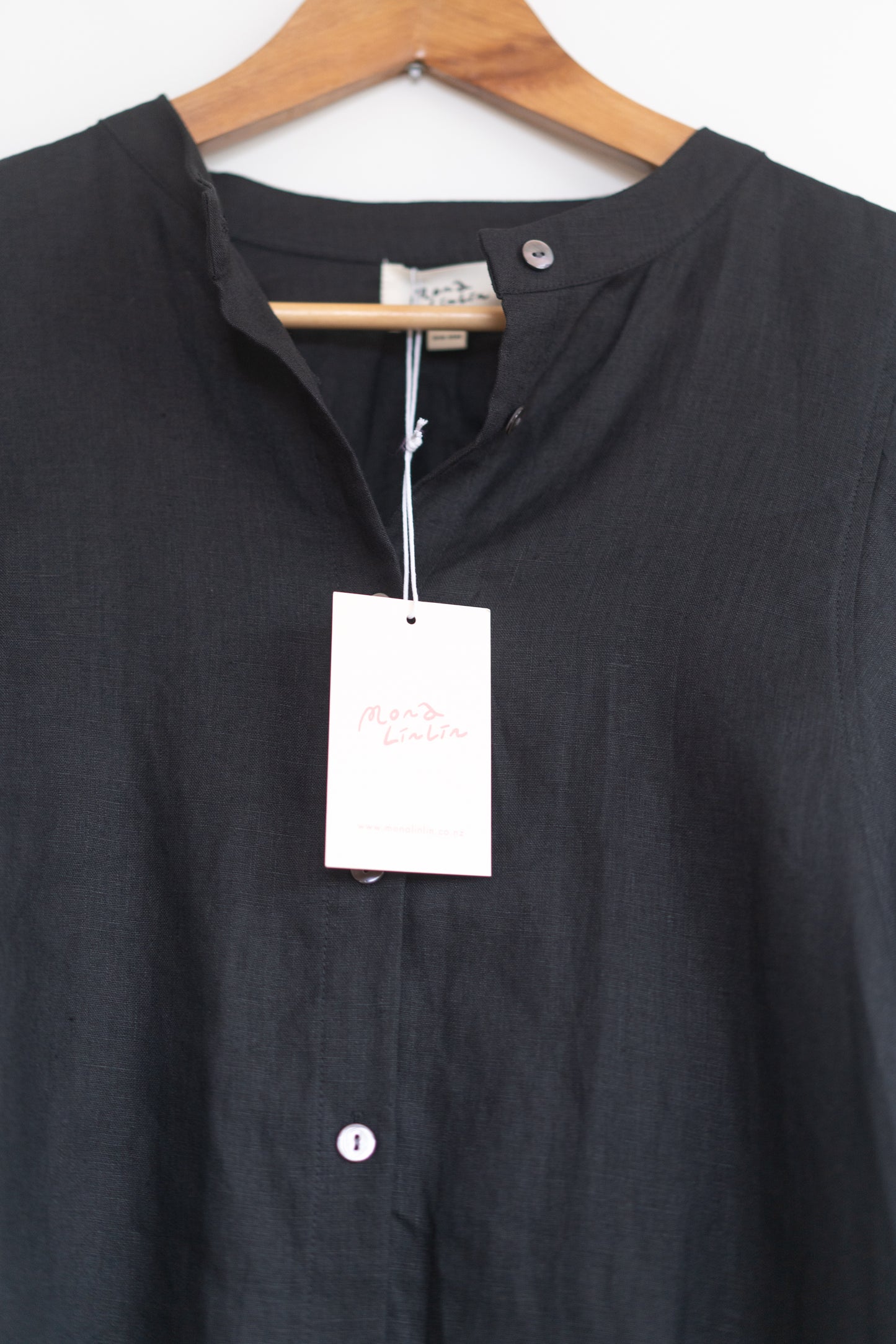 Balloon sleeve shirt in black, 100% linen