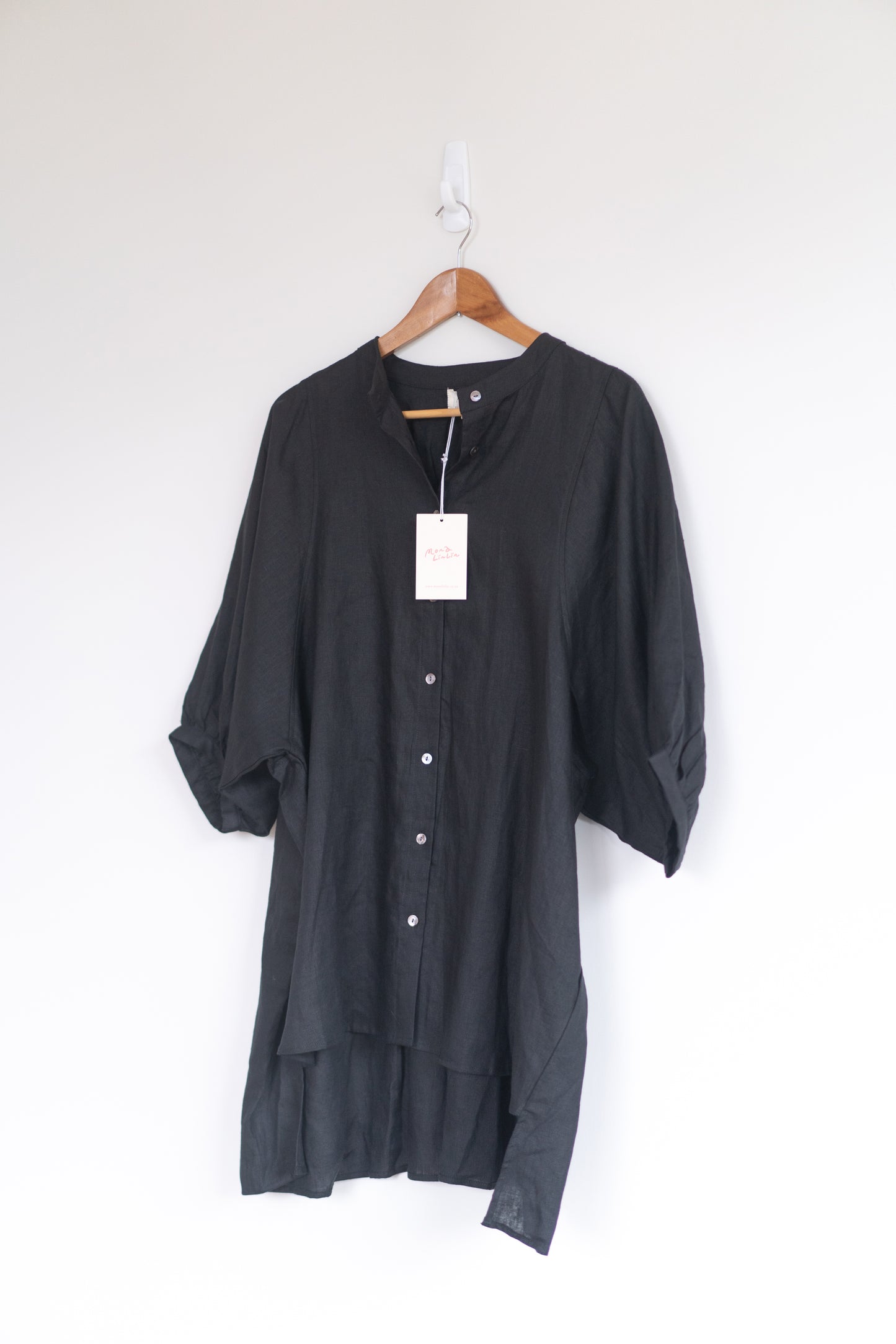 Balloon sleeve shirt in black, 100% linen