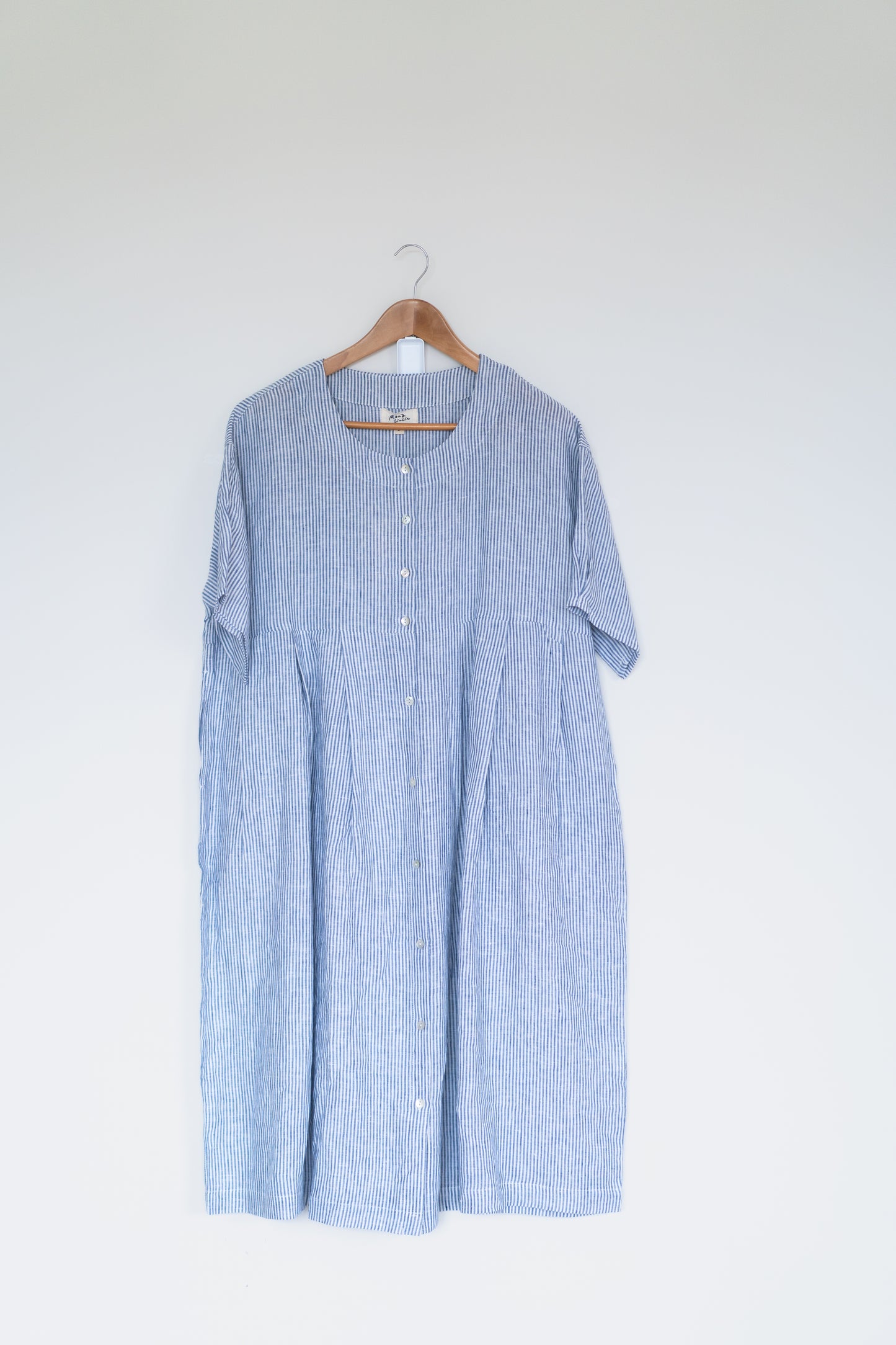 Pleated buttoned tee dress in blue stripes, 100% linen