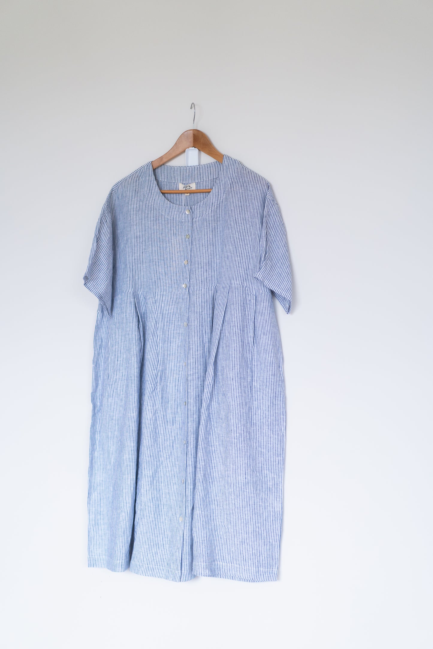 Pleated buttoned tee dress in blue stripes, 100% linen