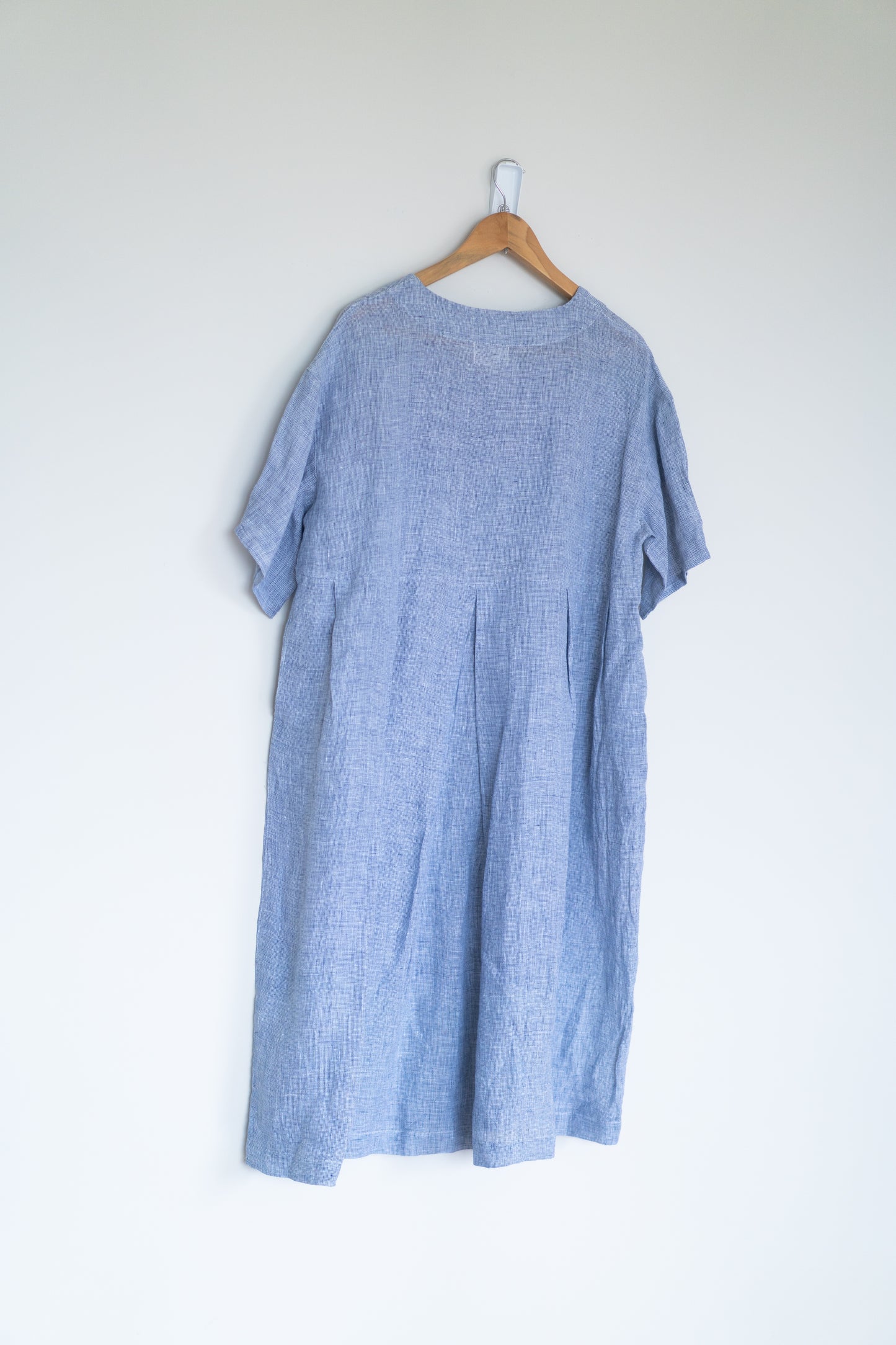 Pleated buttoned tee dress in blue houndstooth, 100% linen