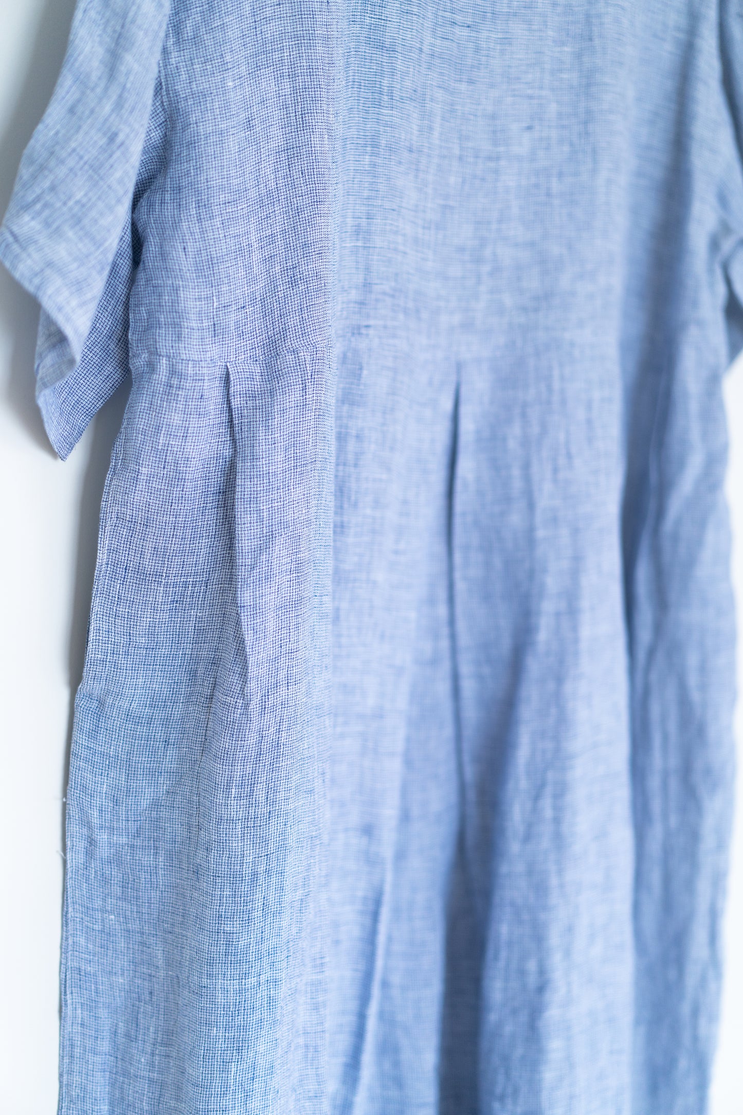 Pleated buttoned tee dress in blue houndstooth, 100% linen