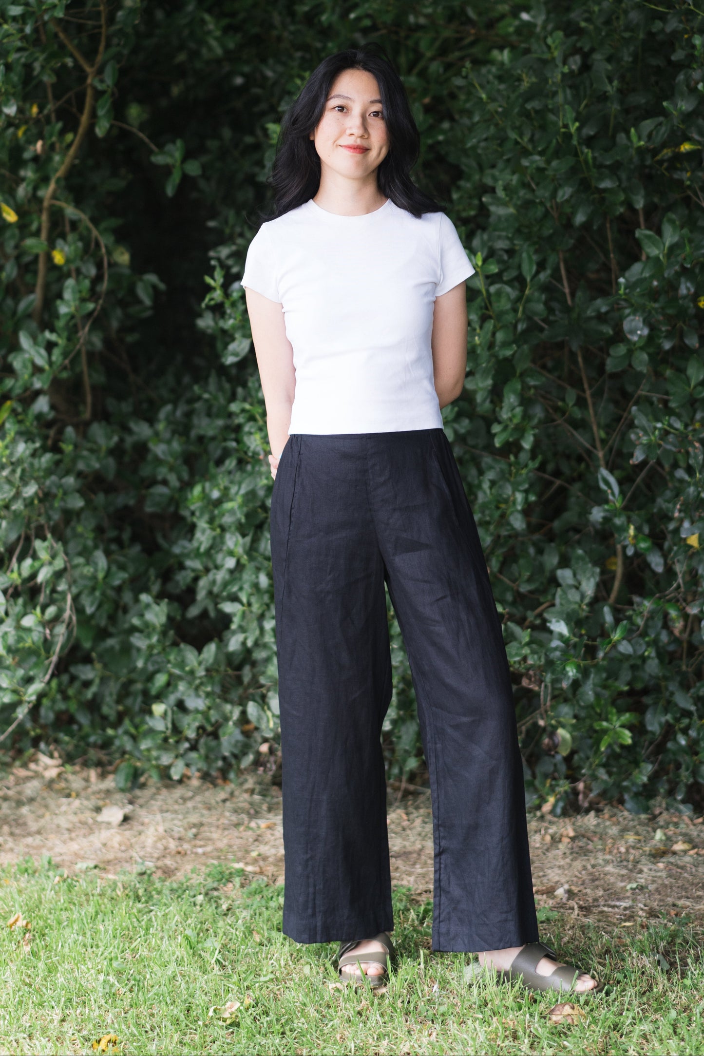 Stretchy wide leg pants in black, 100% linen