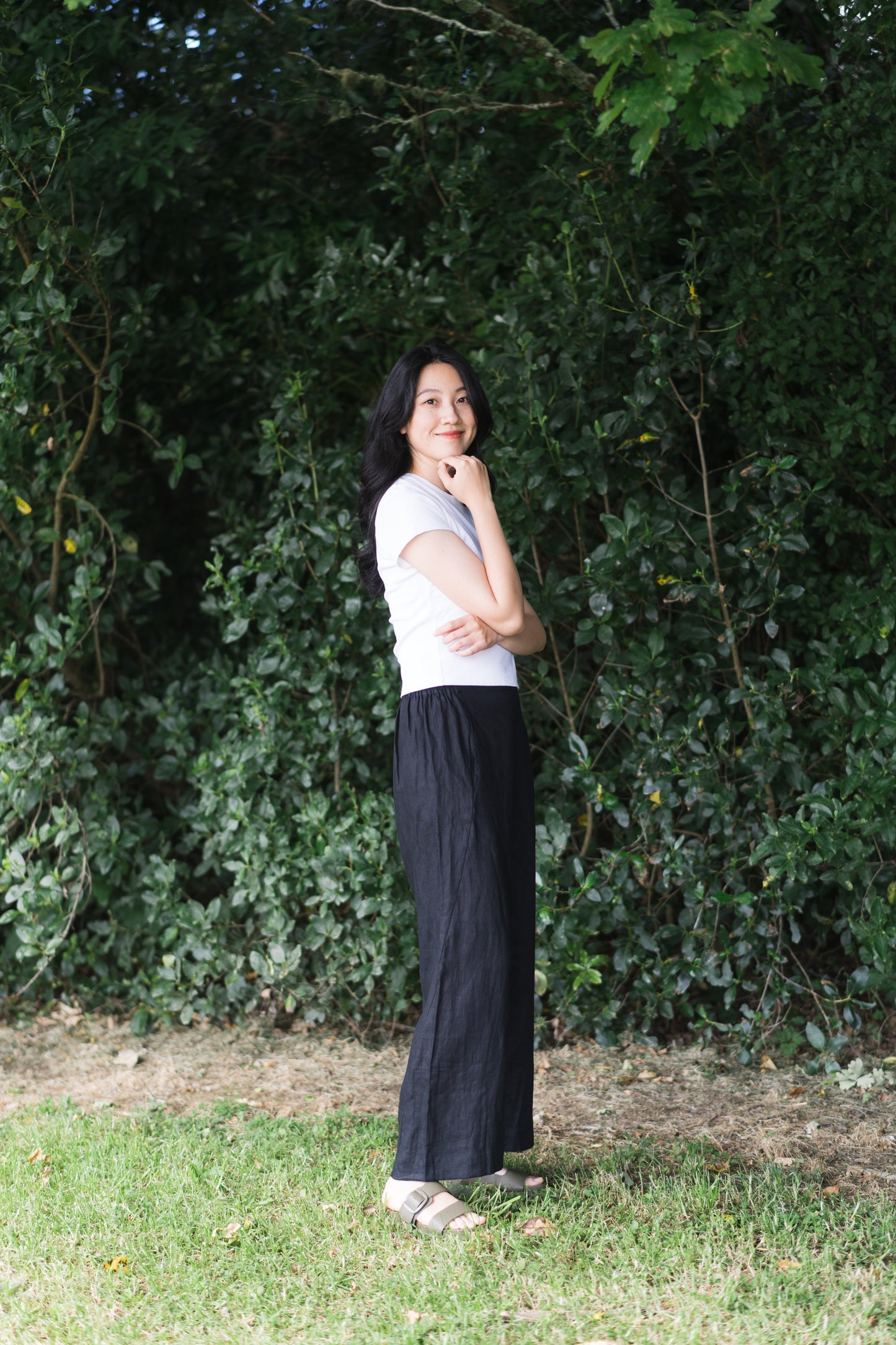 Stretchy wide leg pants in black, 100% linen