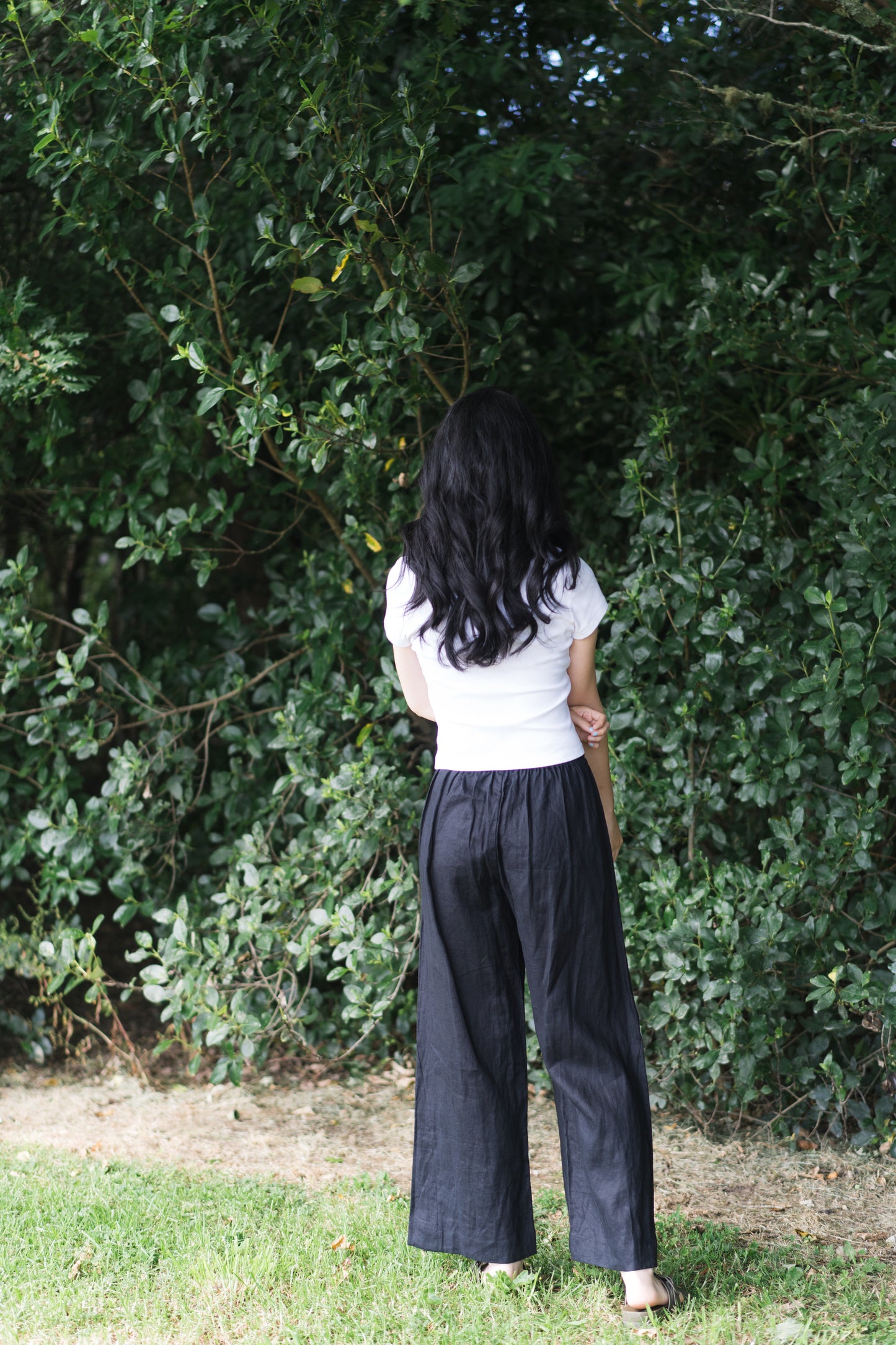 Stretchy wide leg pants in black, 100% linen