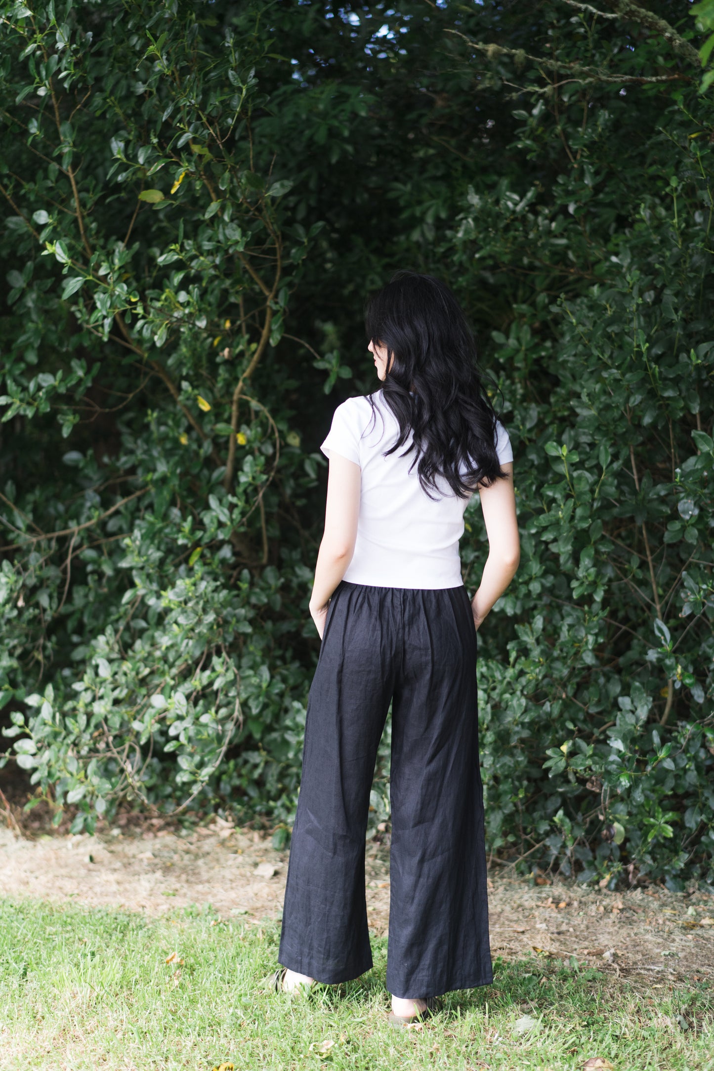 Stretchy wide leg pants in black, 100% linen