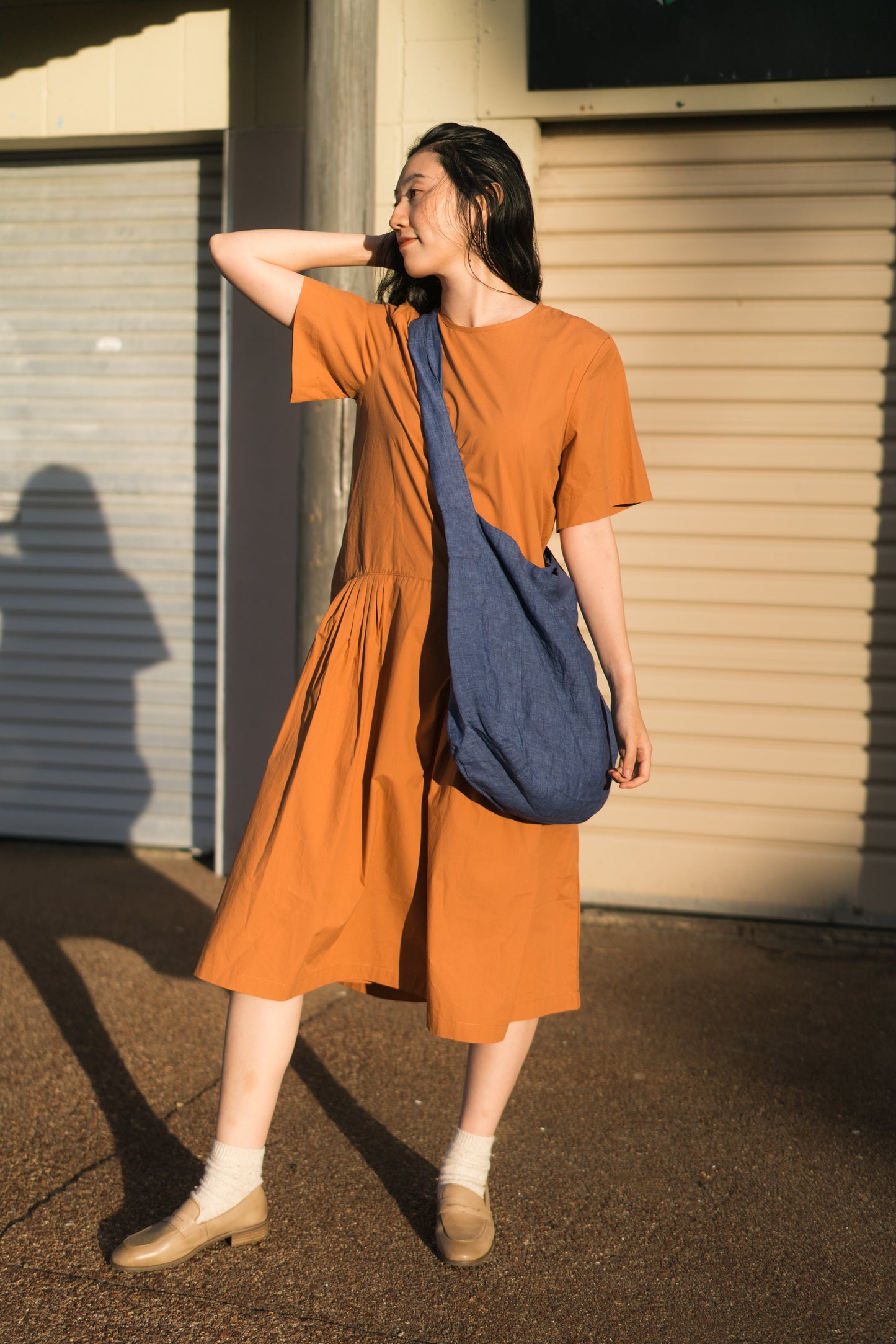 Essentials tote in navy blue, 100% linen