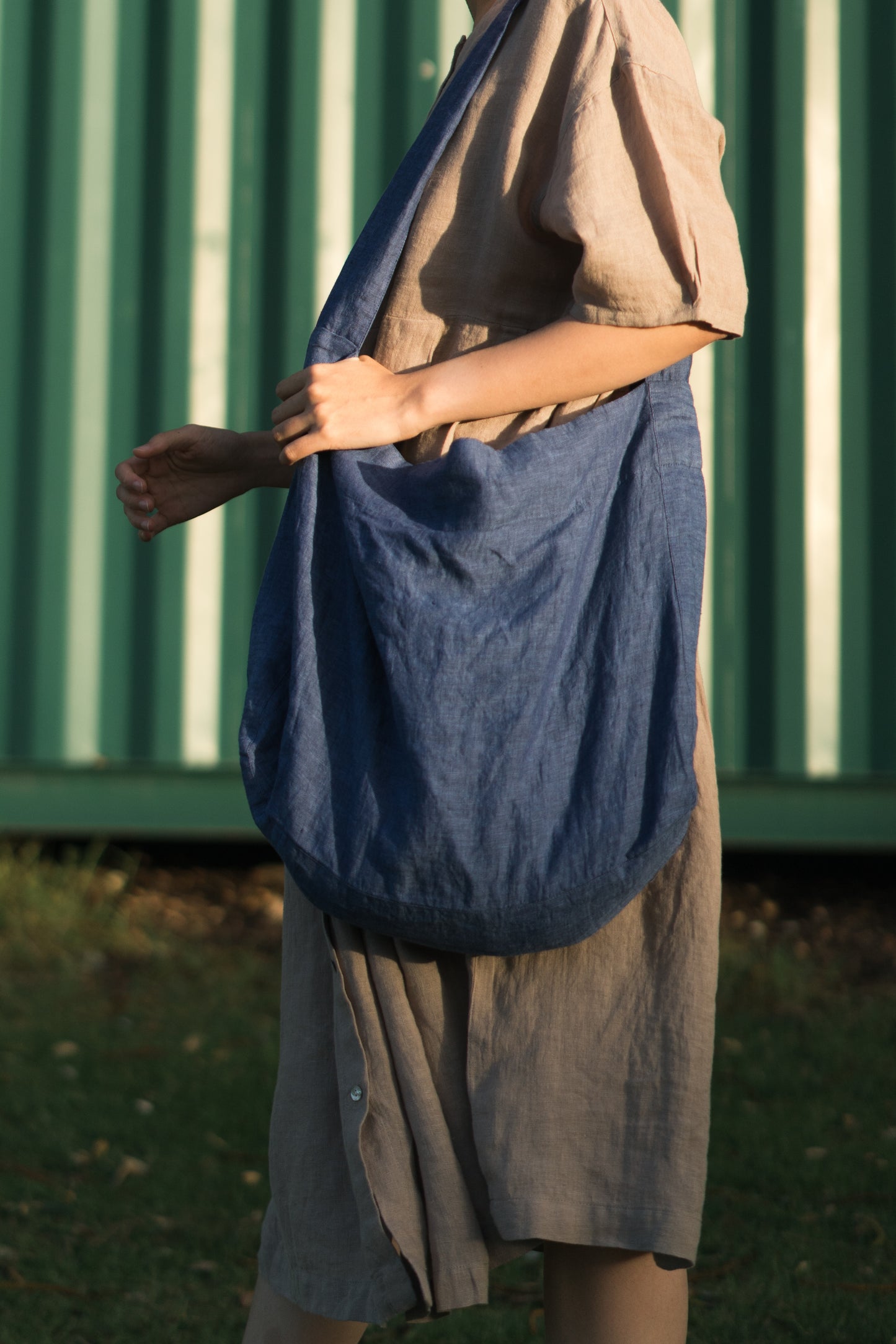 Essentials tote in navy blue, 100% linen