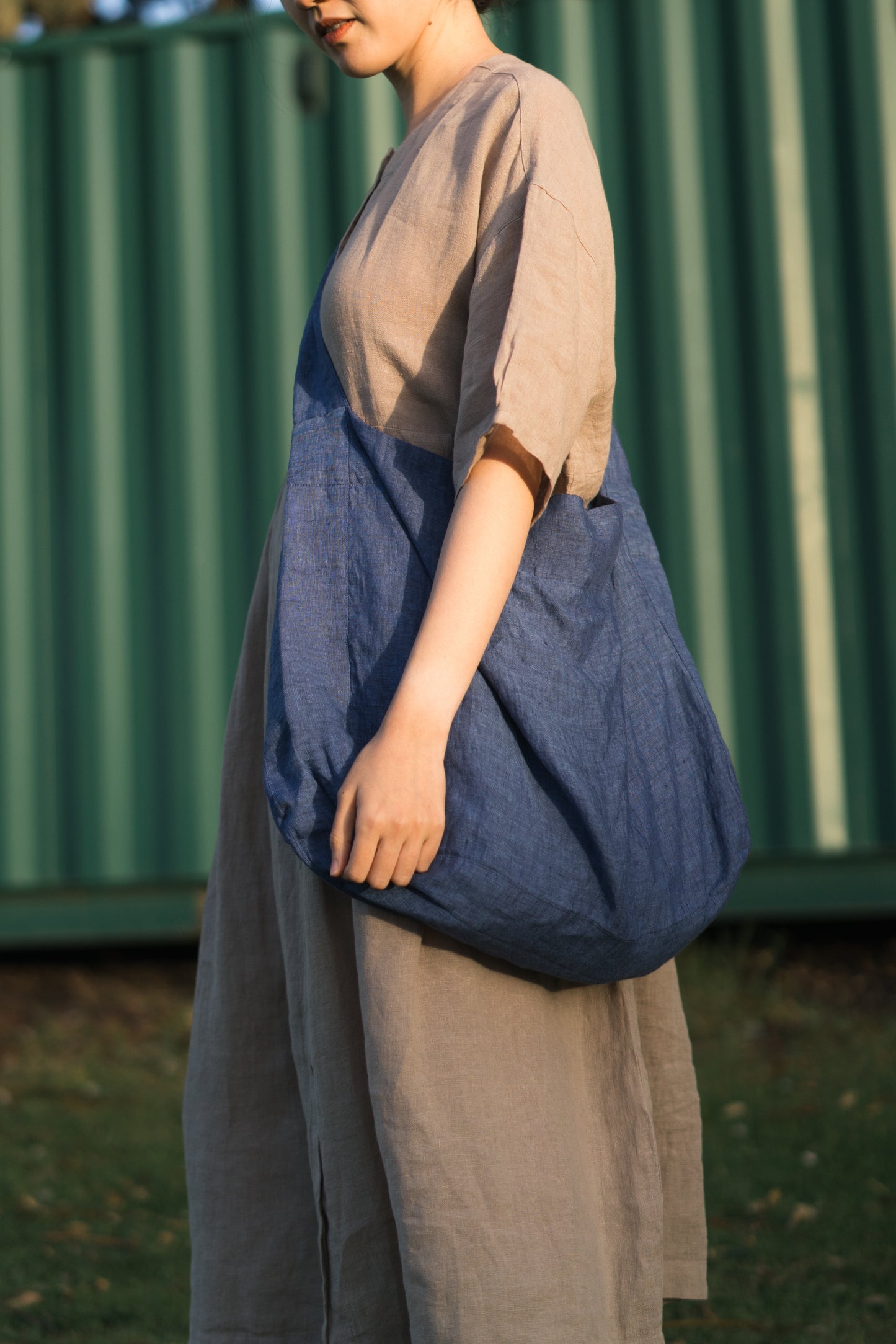 Essentials tote in navy blue, 100% linen