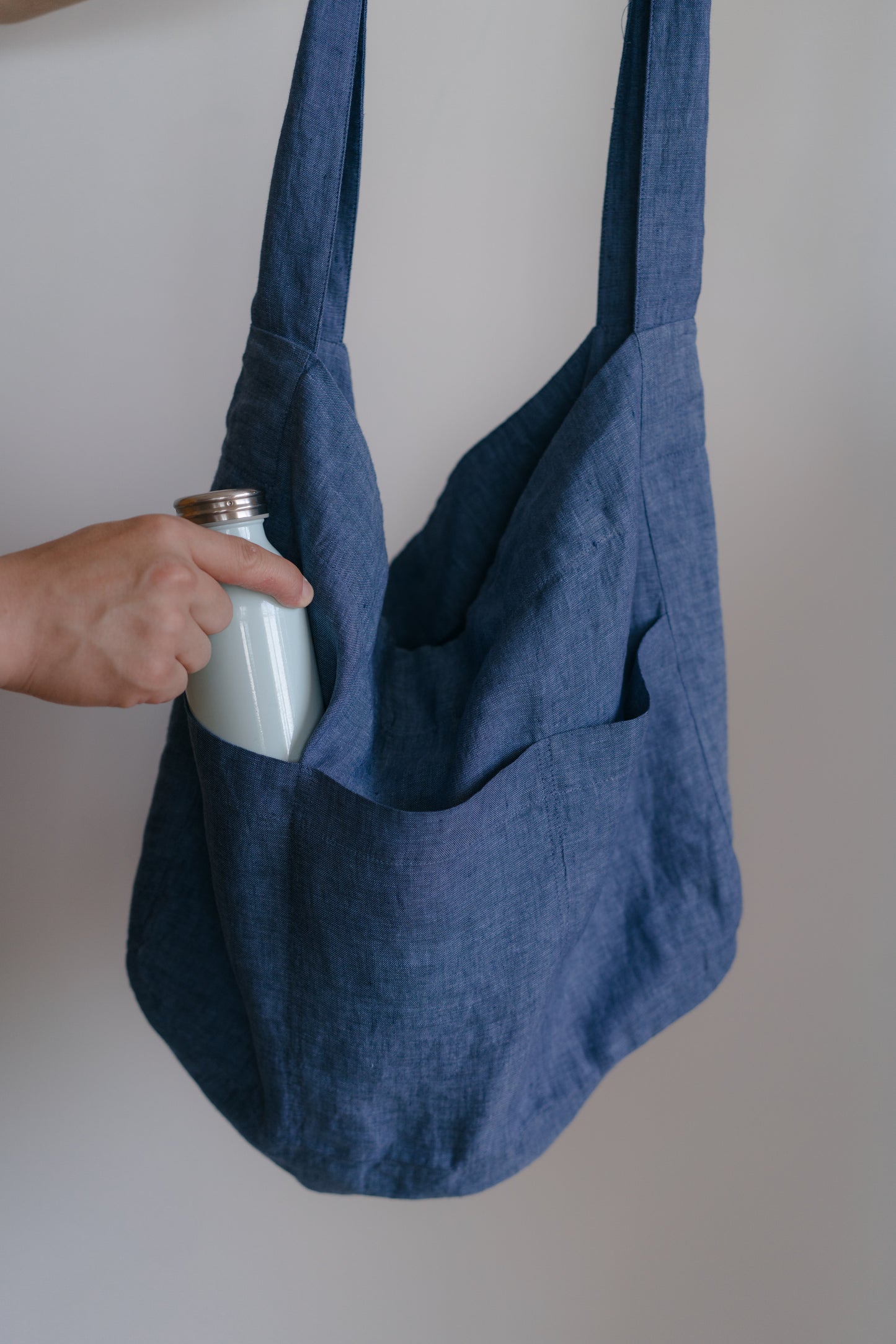 Essentials tote in navy blue, 100% linen