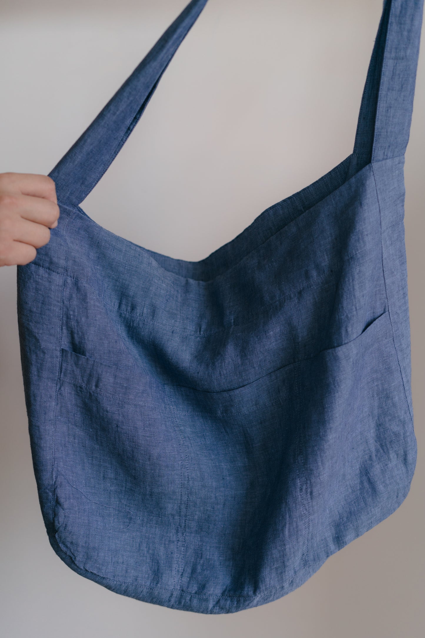 Essentials tote in navy blue, 100% linen