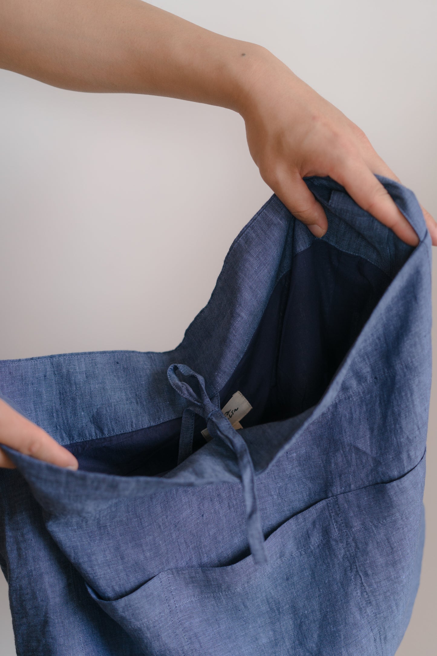 Essentials tote in navy blue, 100% linen