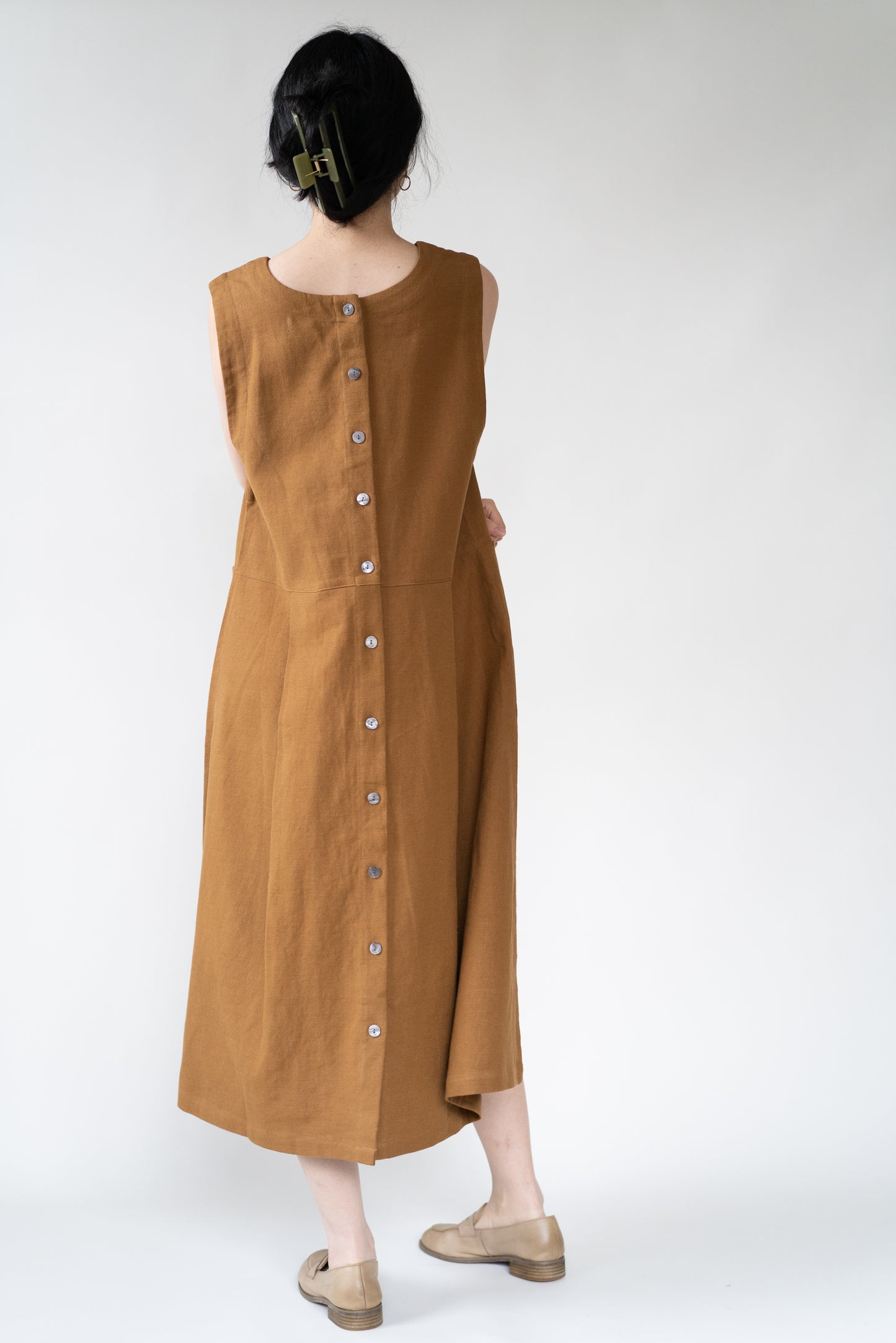 Sleeveless two-sided pinafore dress in brown, cotton and linen blend