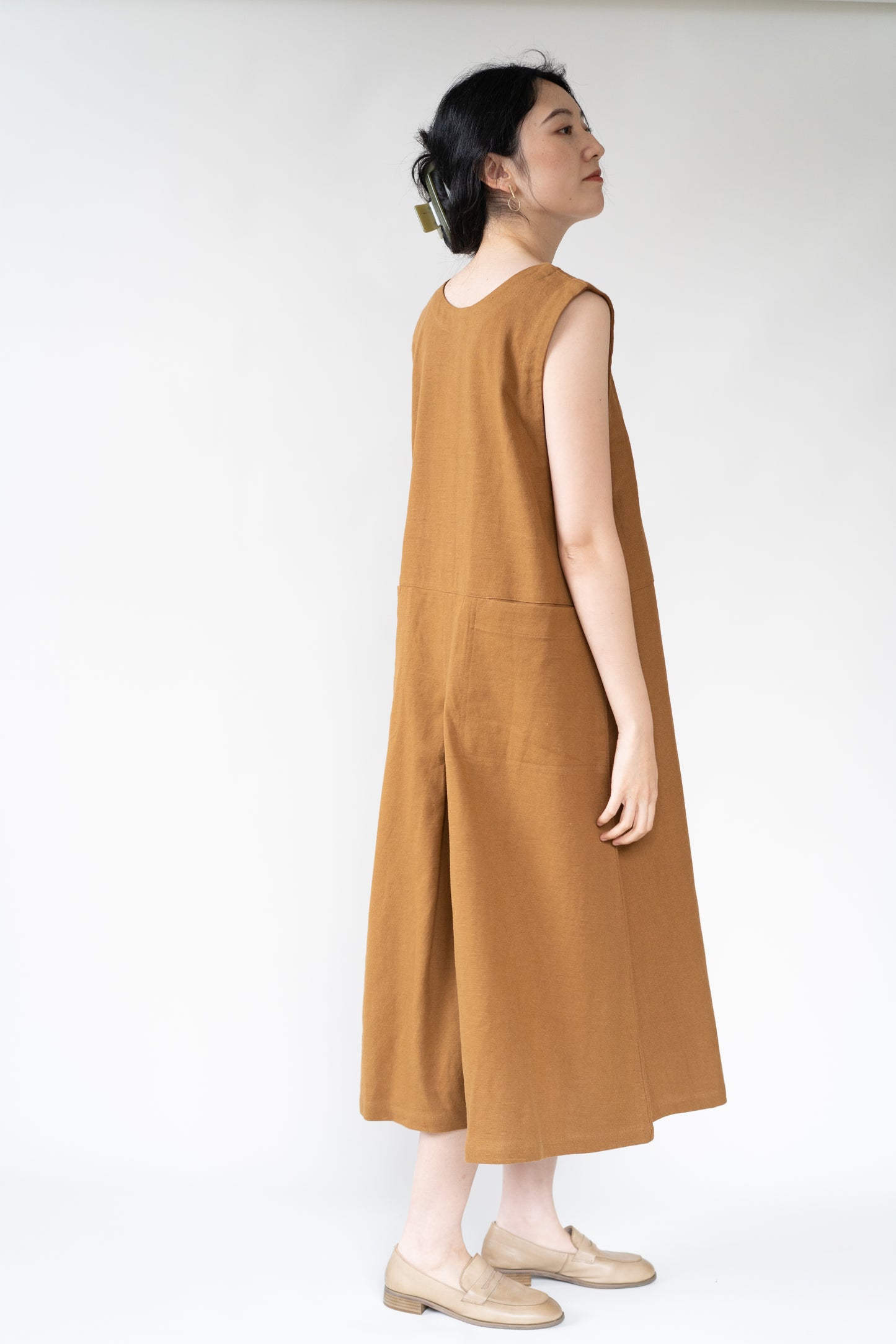 Sleeveless two-sided pinafore dress in brown, cotton and linen blend