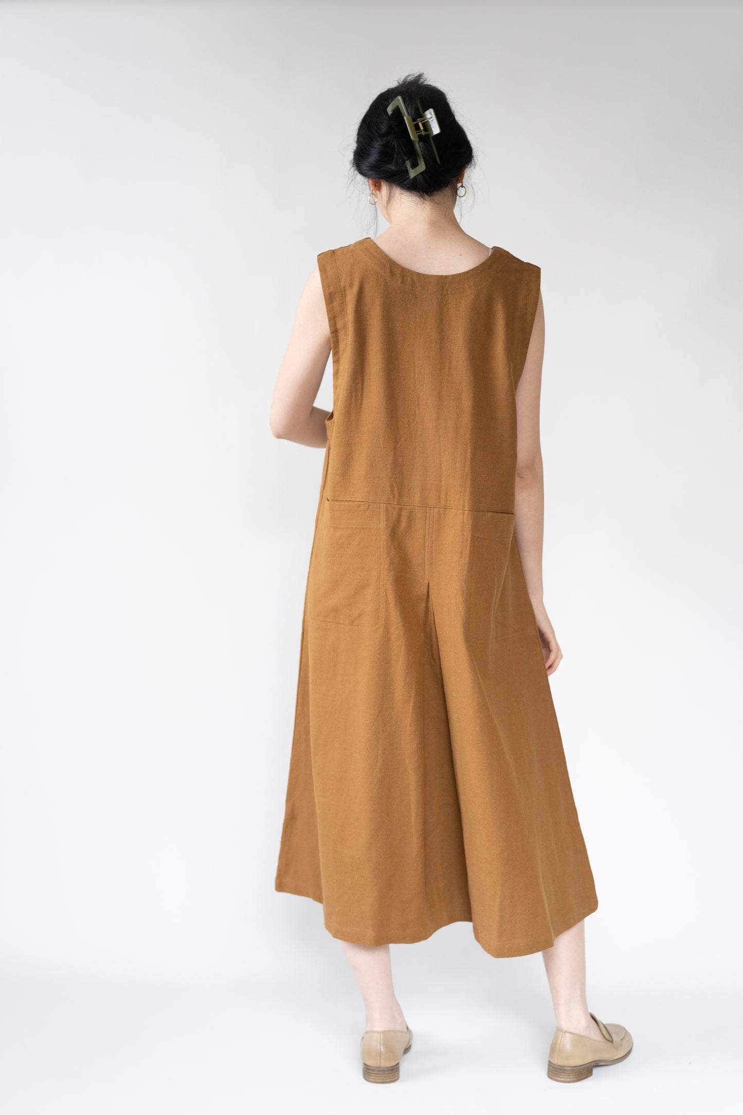 Sleeveless two-sided pinafore dress in brown, cotton and linen blend