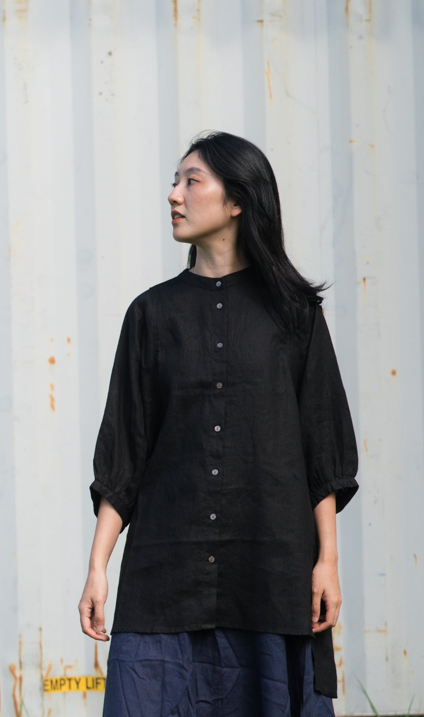 Balloon sleeve shirt in black, 100% linen