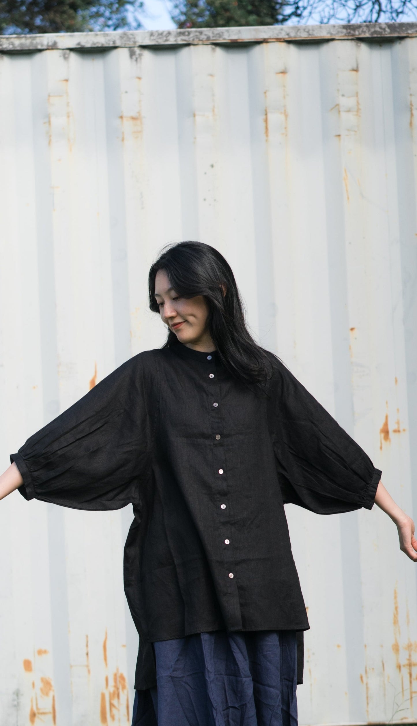 Balloon sleeve shirt in black, 100% linen