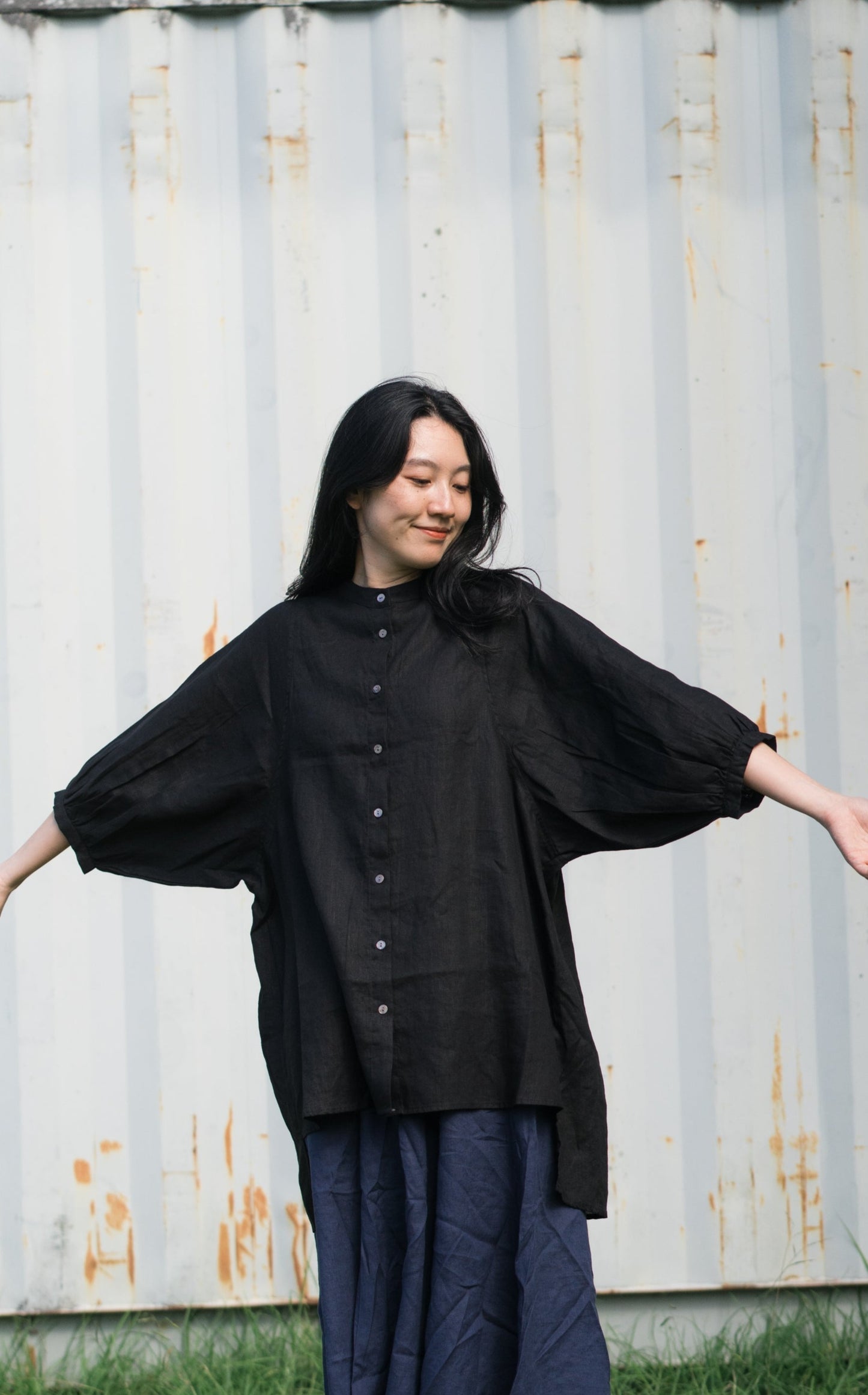 Balloon sleeve shirt in black, 100% linen