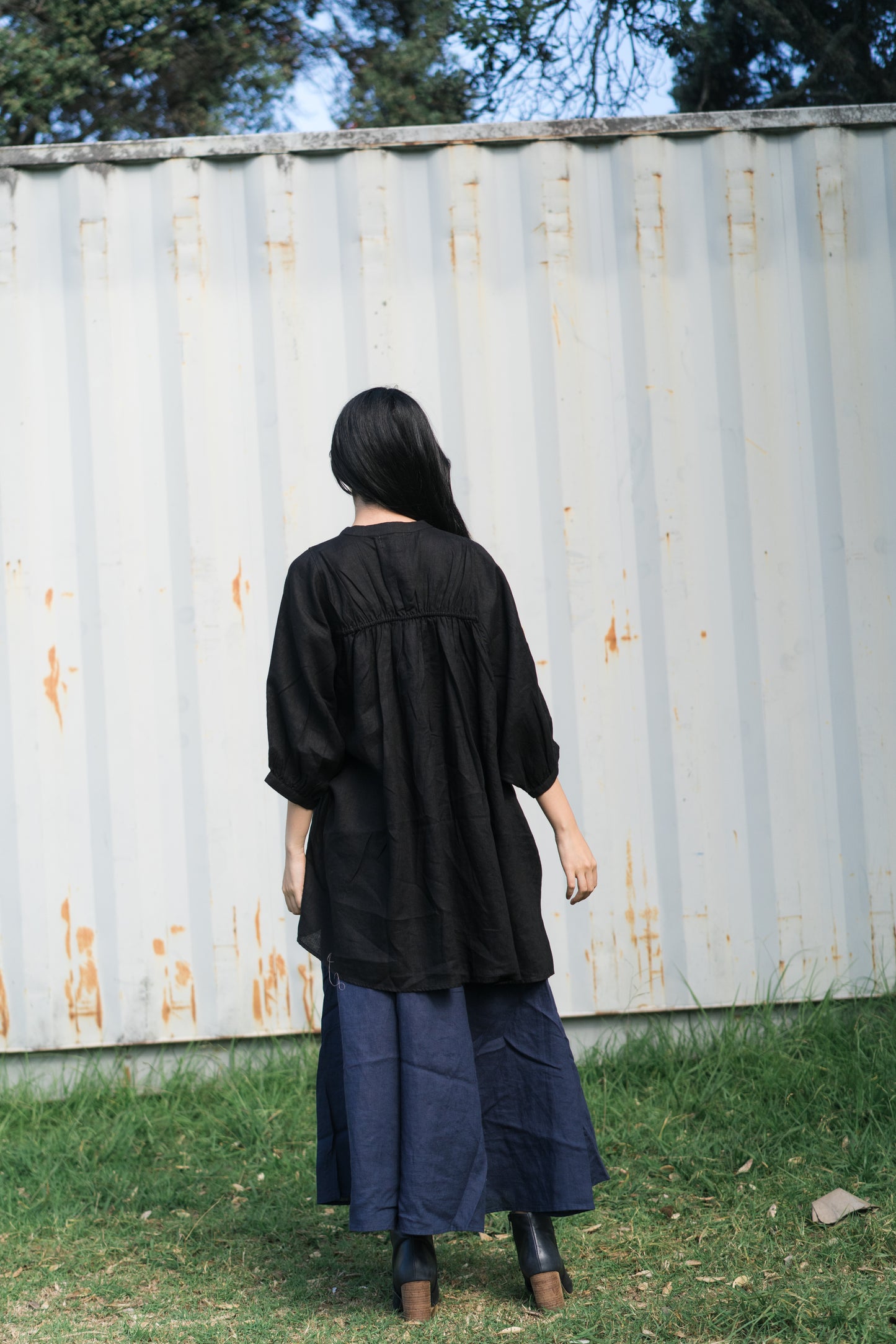 Balloon sleeve shirt in black, 100% linen