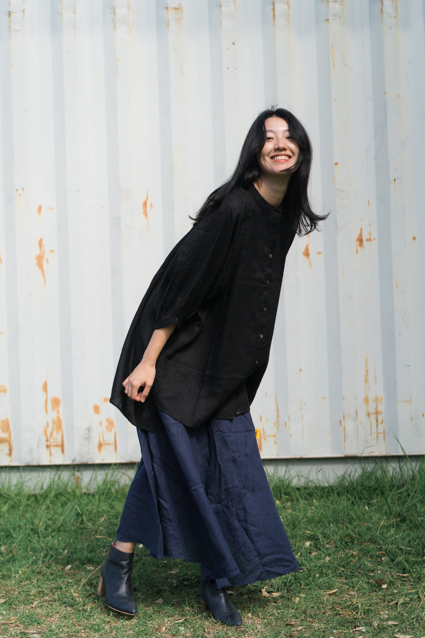 Balloon sleeve shirt in black, 100% linen