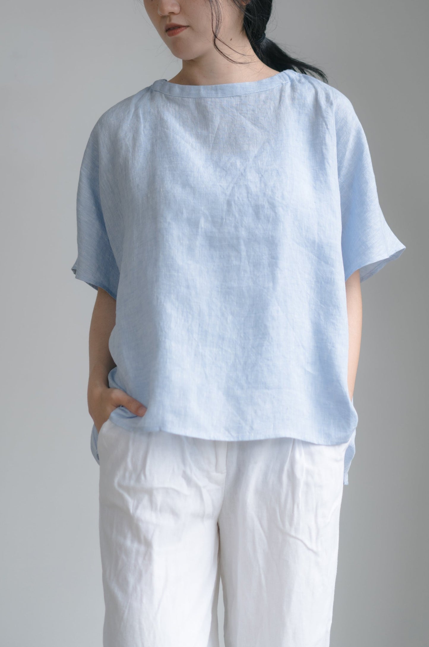 Batwing sleeve shirt in cloudy blue, 100% linen