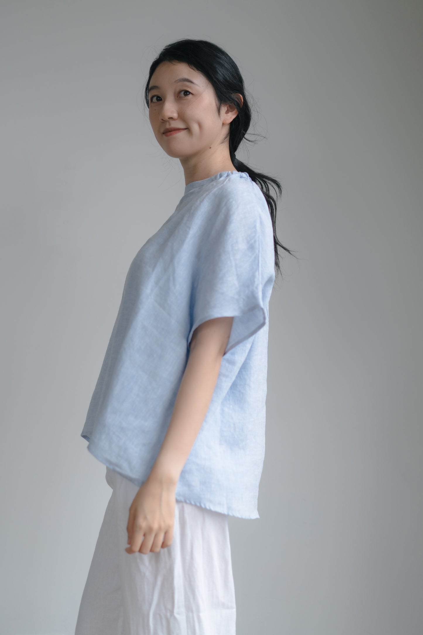 Batwing sleeve shirt in cloudy blue, 100% linen