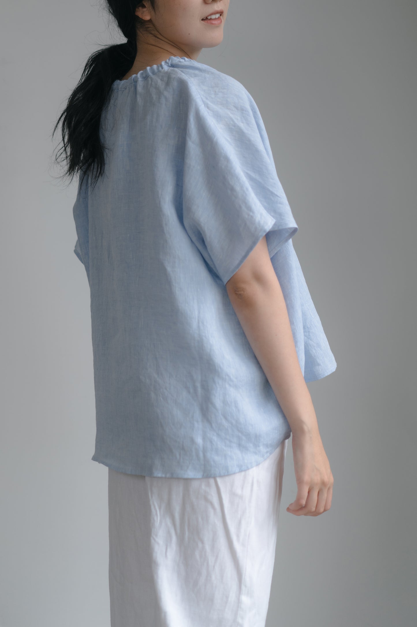 Batwing sleeve shirt in cloudy blue, 100% linen