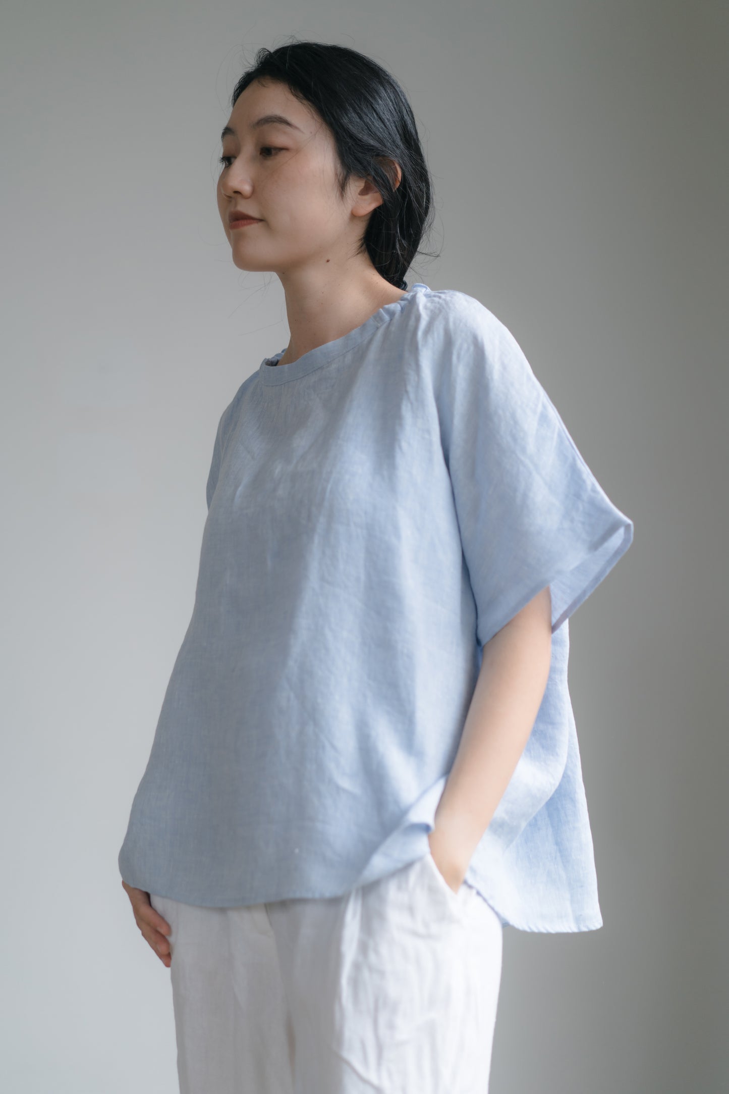 Batwing sleeve shirt in cloudy blue, 100% linen