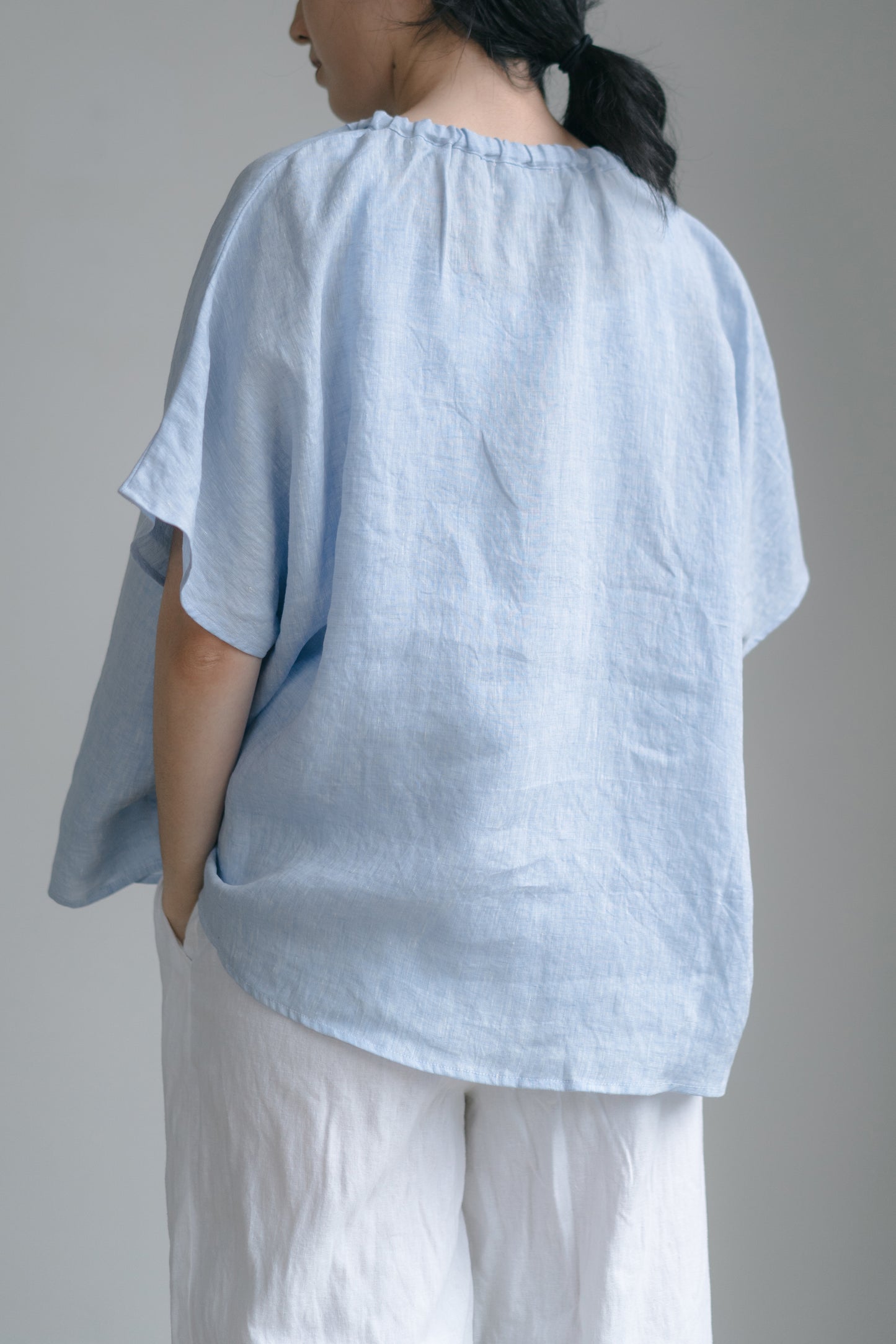 Batwing sleeve shirt in cloudy blue, 100% linen