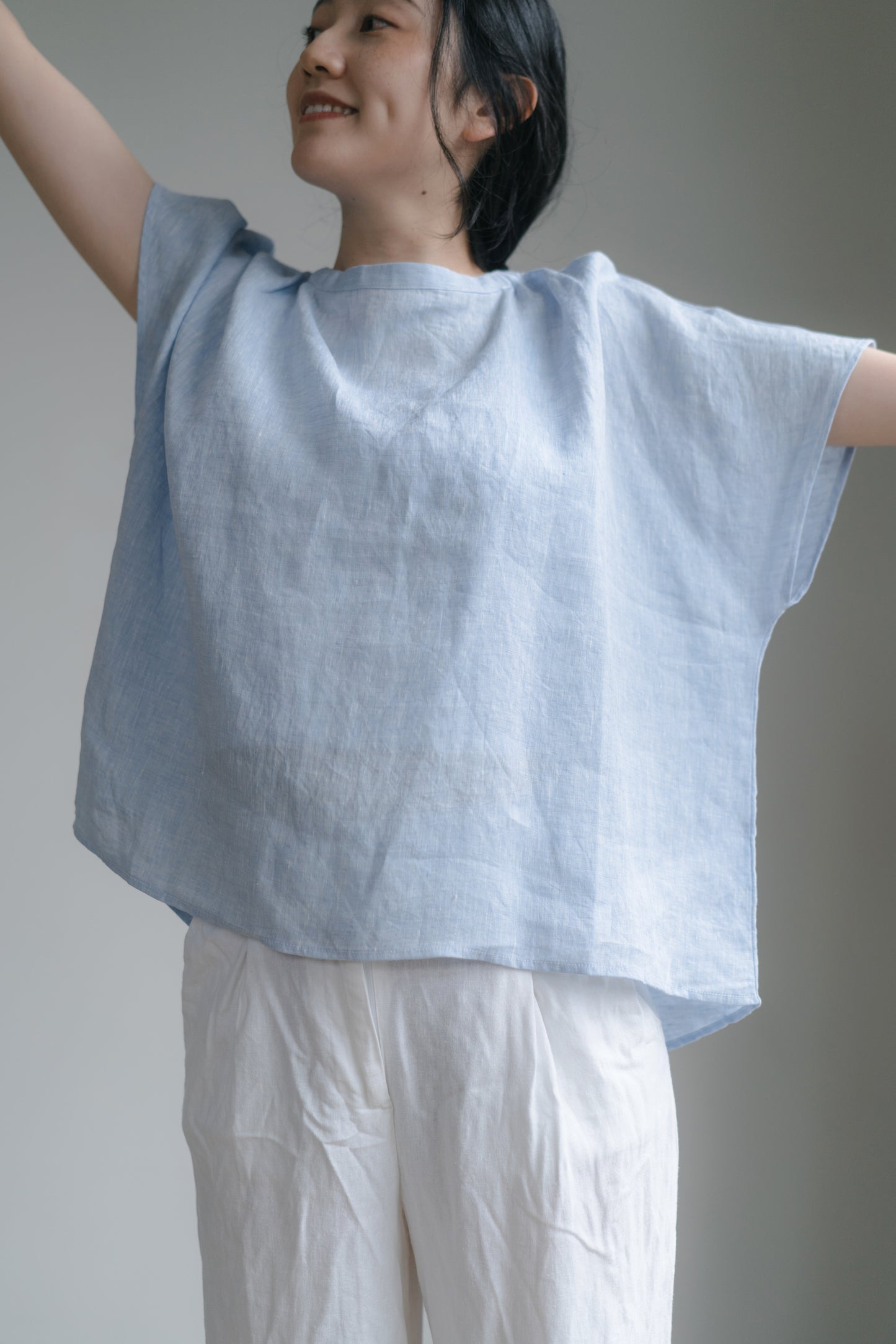 Batwing sleeve shirt in cloudy blue, 100% linen