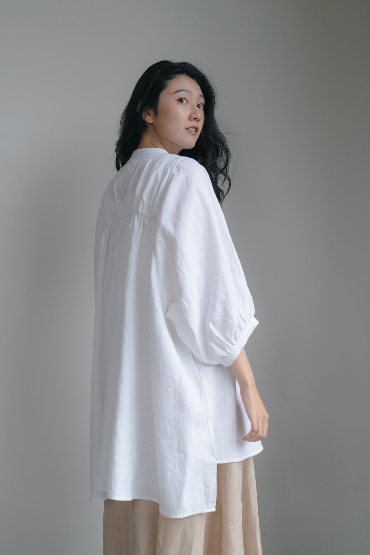 Balloon sleeve shirt in white, 100% linen